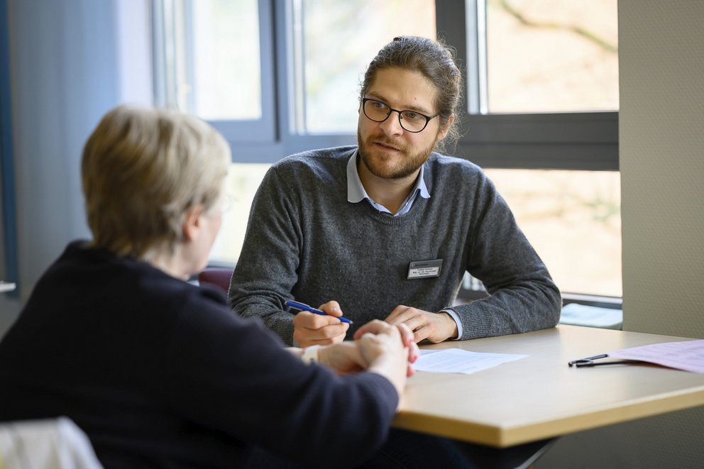 Zu Grüners Alltag gehören ausführliche Gespräche mit Patientinnen und Patienten