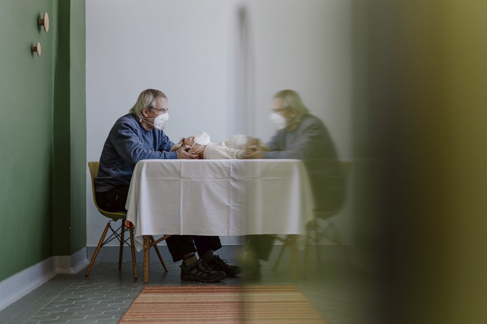 Körpertherapeut Andreas Brieschke bei der Arbeit.